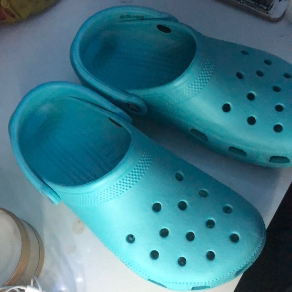 crocs cyan